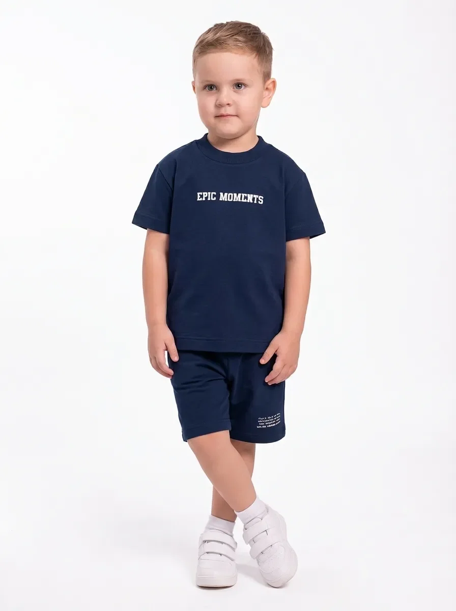Conjunto camiseta em meia malha com etiqueta decorativa e bermuda em moletinho