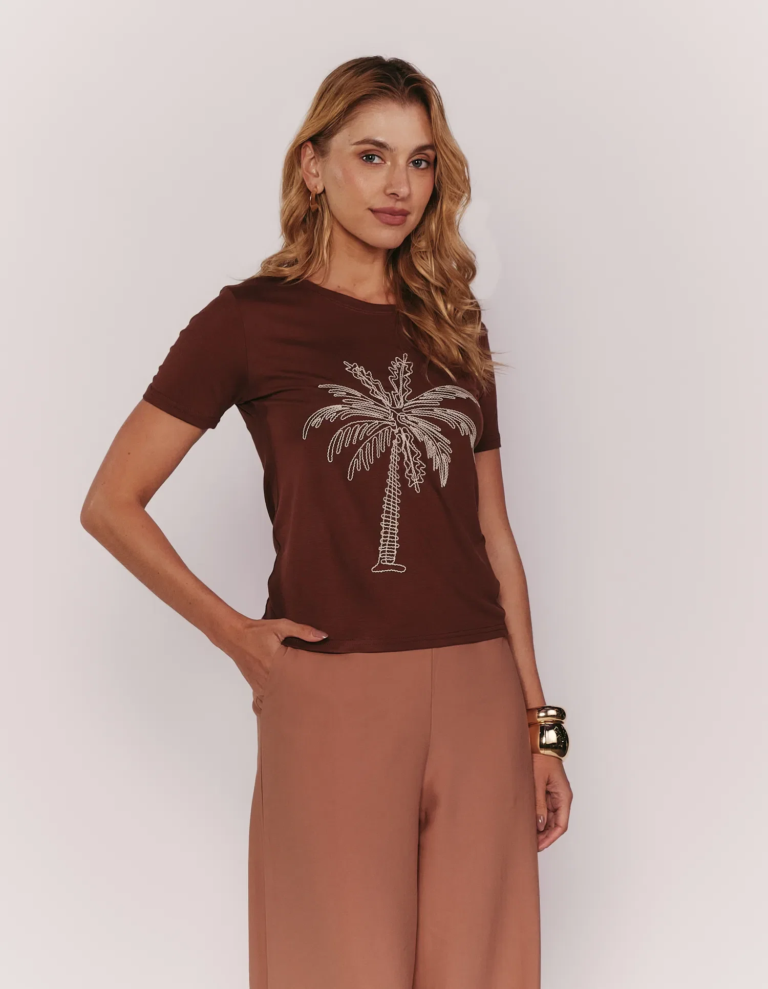Blusa Manga Curta Bordado Coqueiro - Marrom — imagem 1