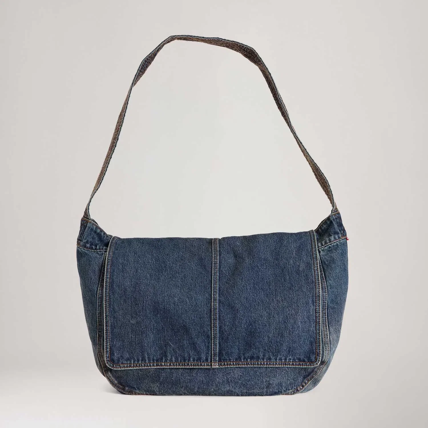 Bolsa Levi's® Oliver Mail Bag Lavagem Escura — imagem 1