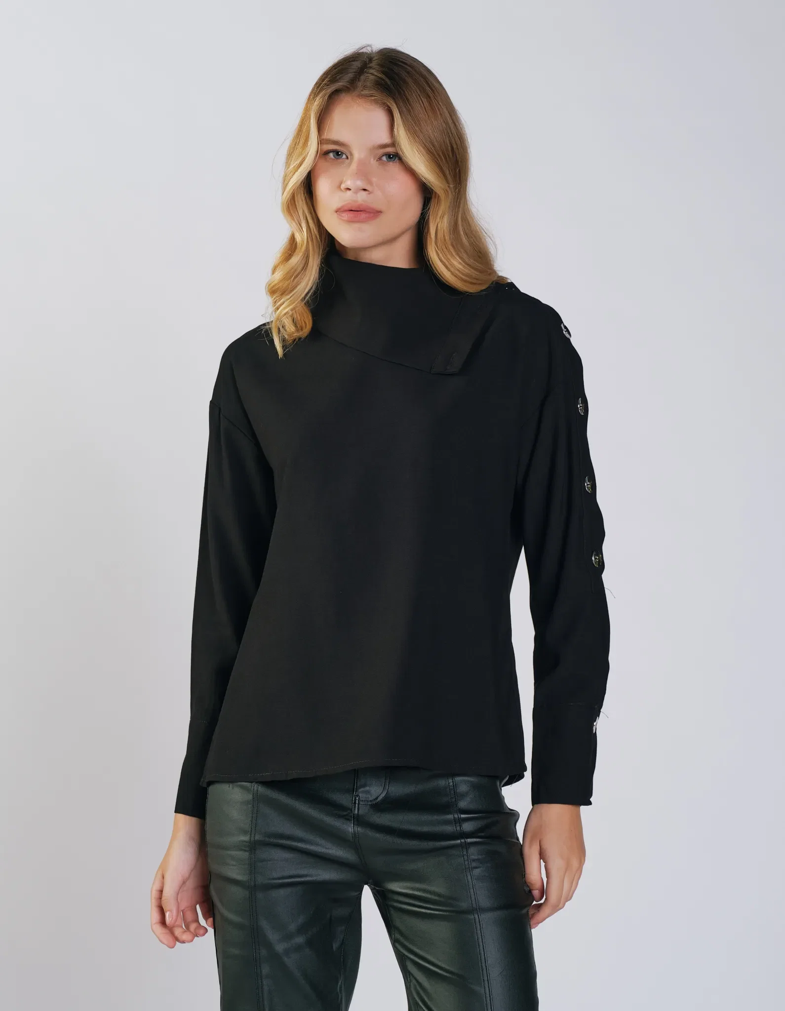 Blusa Manga Longa Gola Assimetrica - Preto — imagem 1