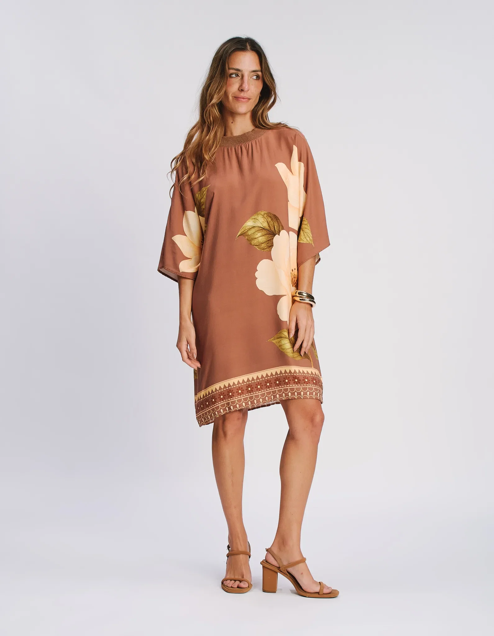 Vestido Curto Estampado Flor Camélia - Marrom