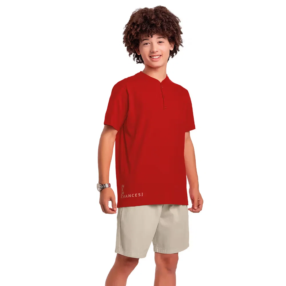 Conjunto camiseta em meia malha e bermuda em sarja com cadarço decorativo.