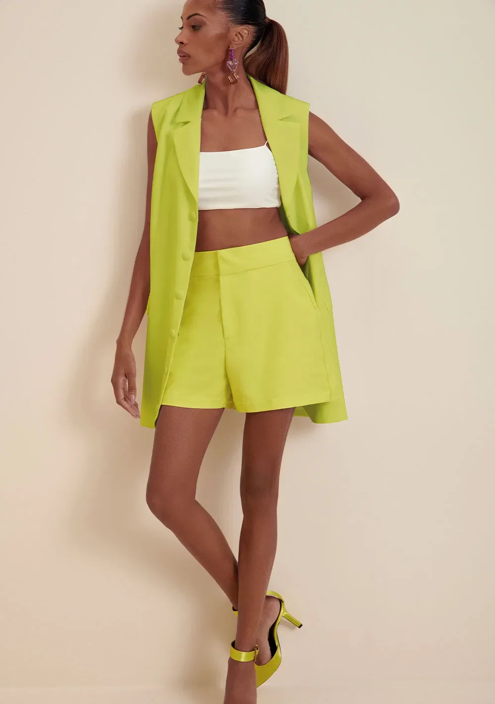 Shorts Morena Rosa Alfaiataria Bolso Faca Verde