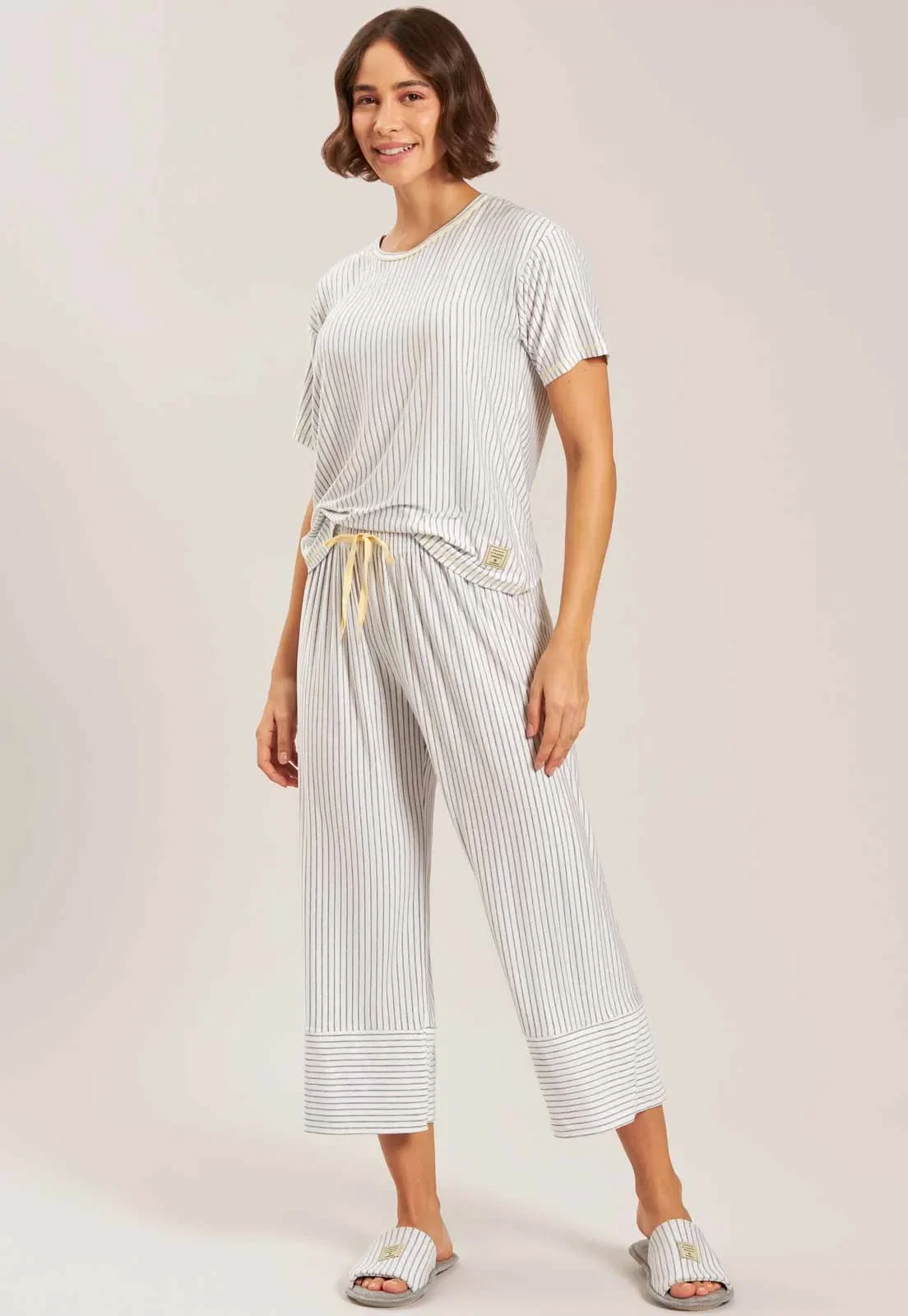 Pijama Manga Curta Com Pantacourt de Viscose Listrada Baunilha