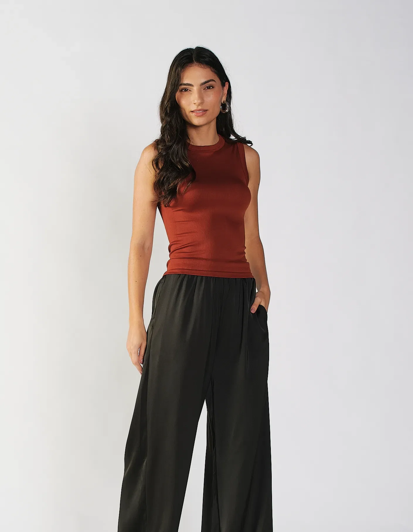 Calça Pantalona Acetinada Cós Elástico - Preto — imagem 1