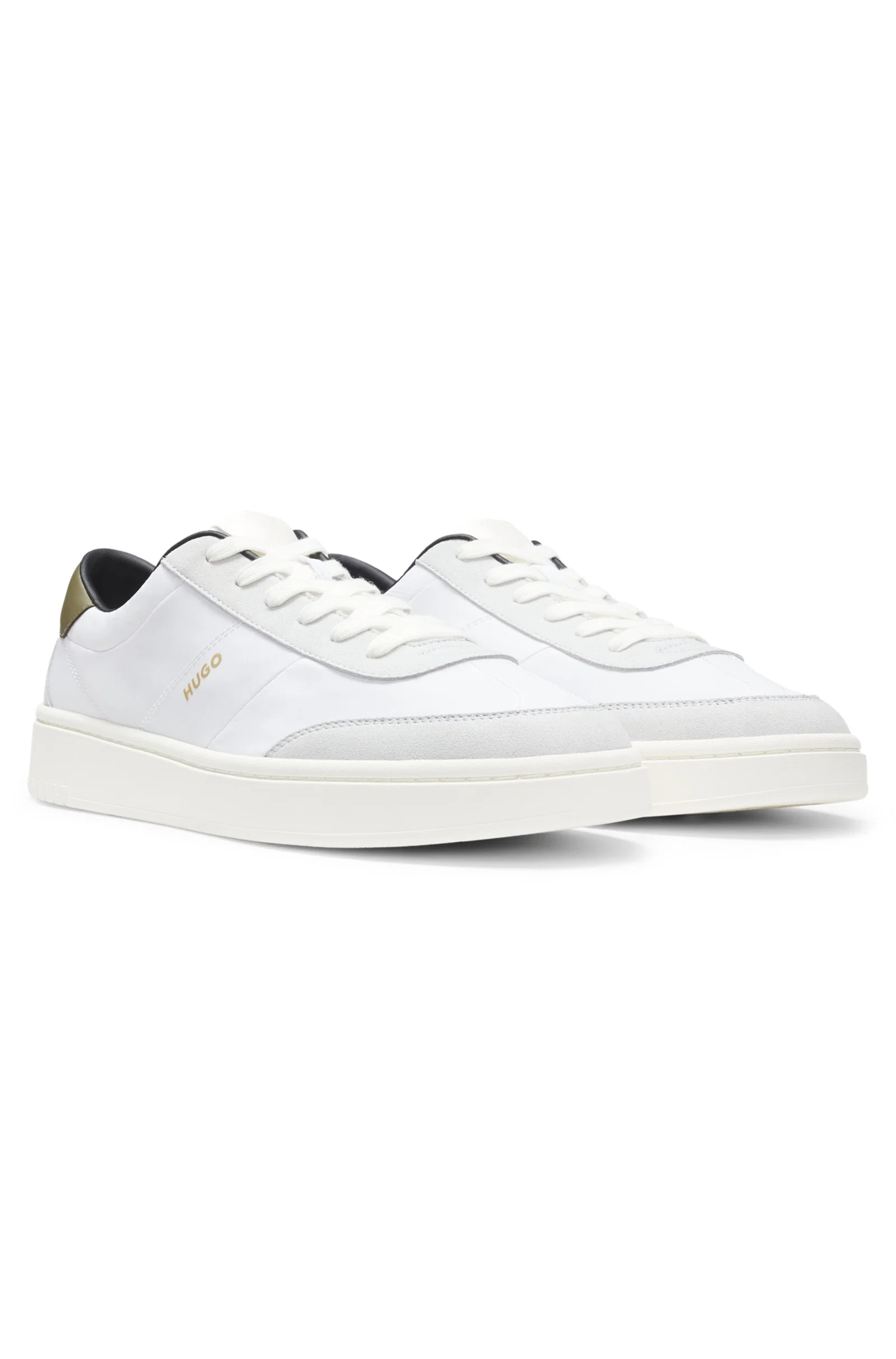 Tênis Com Logo Estampado Em Dourado