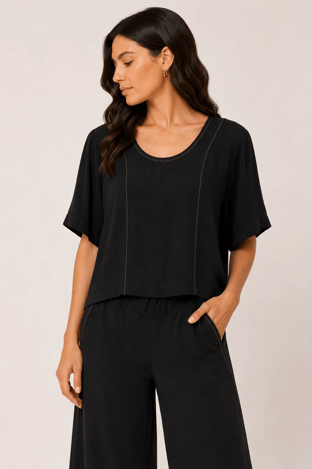 Blusa Manga Curta Pespontos Contrastante - Preto — imagem 1