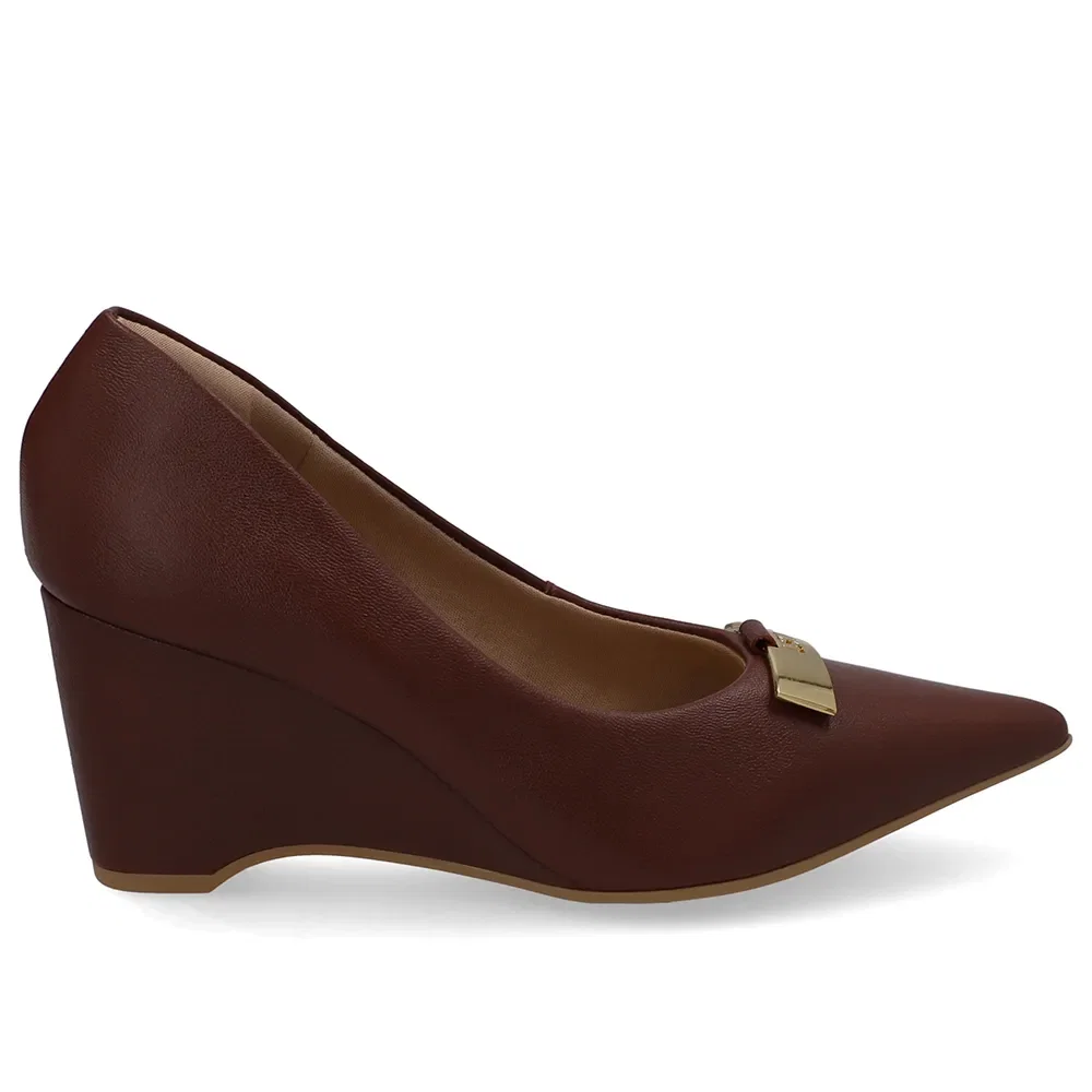 Scarpin Couro Vermelho Enfeite Chapa