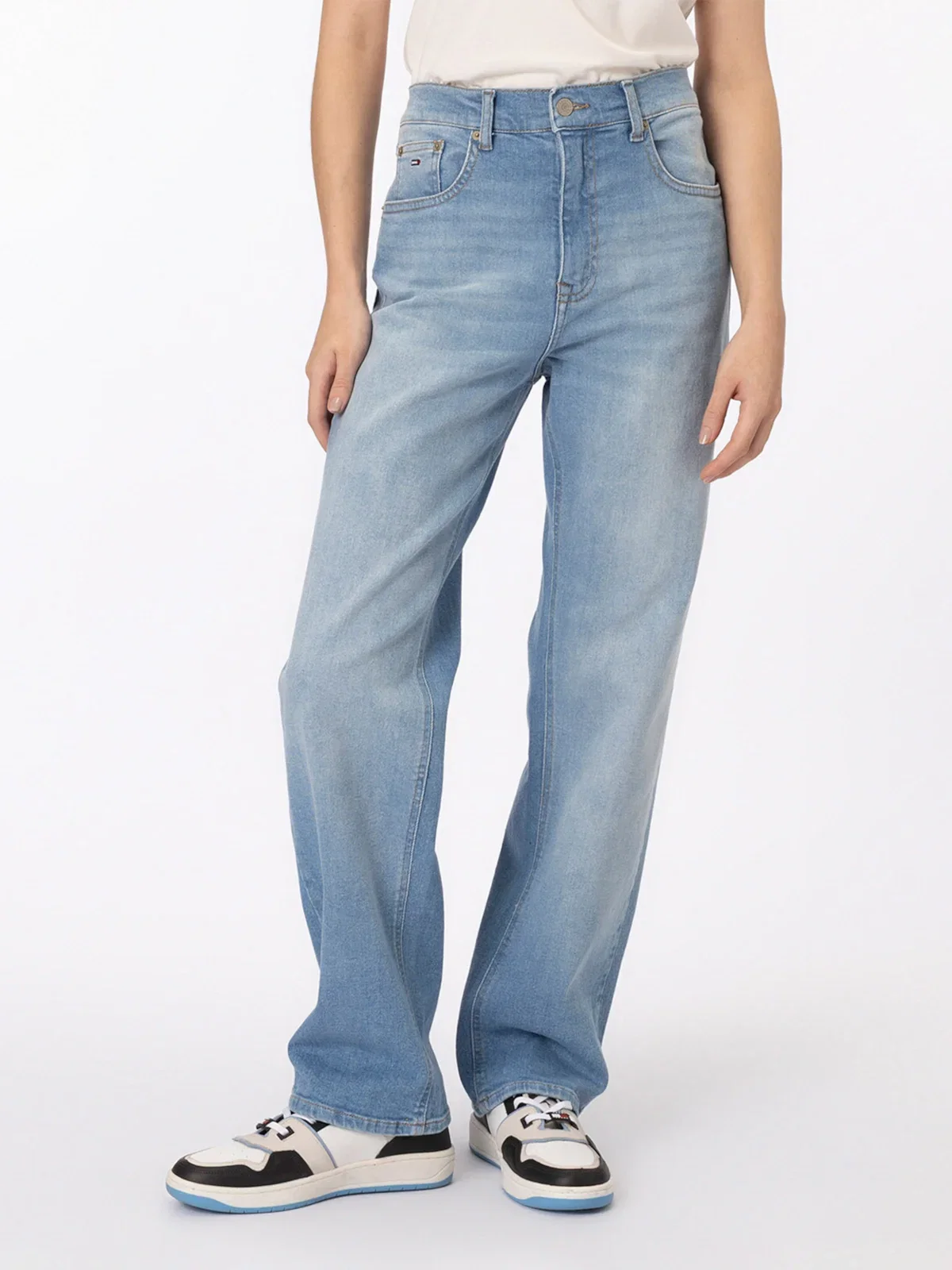 Calça Jeans Slim com Lavagem Média e Bordado Discreto — imagem 1