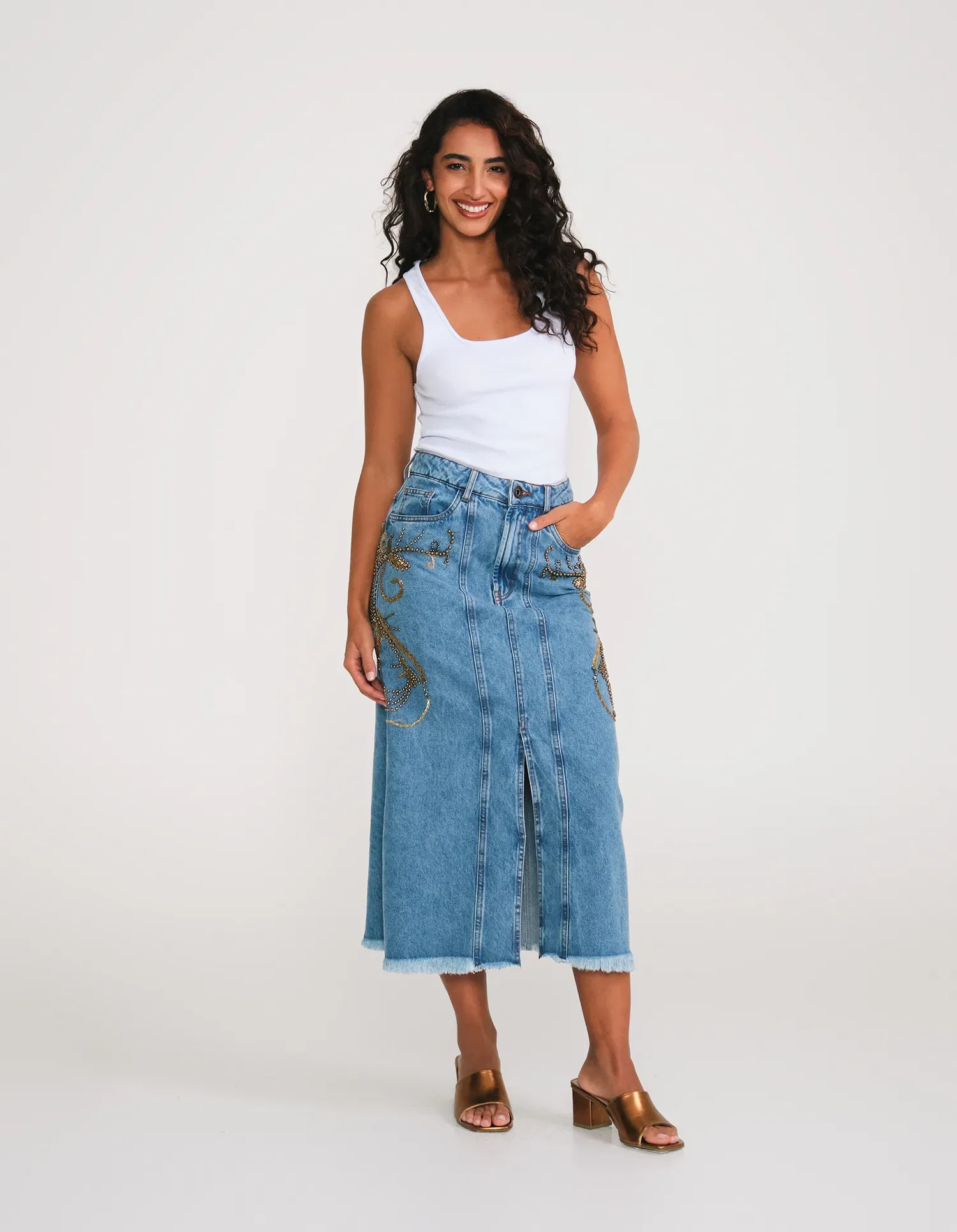 Saia Jeans Fenda Bordada - Denim Medio