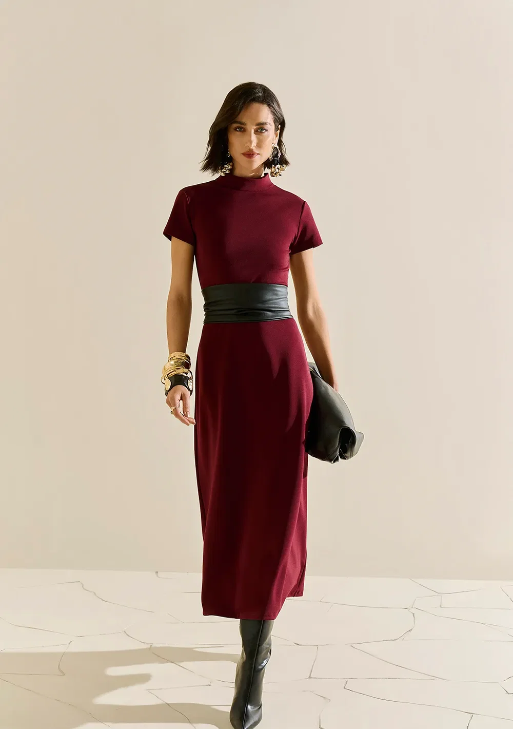 Vestido Morena Rosa Ajustado Gola Alta Manga Curta Midi Bordo