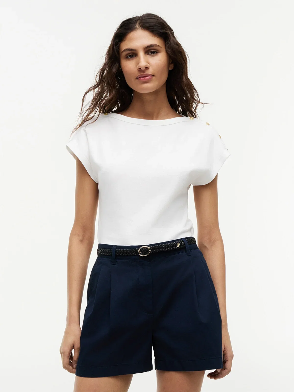 Camiseta com Decote Canoa e Botões Dourados