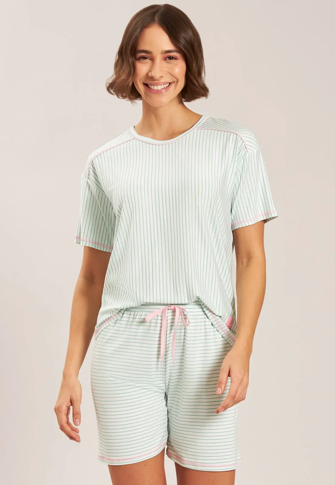 Pijama Curto Com Meia Coxa de Viscose Listrada Baunilha