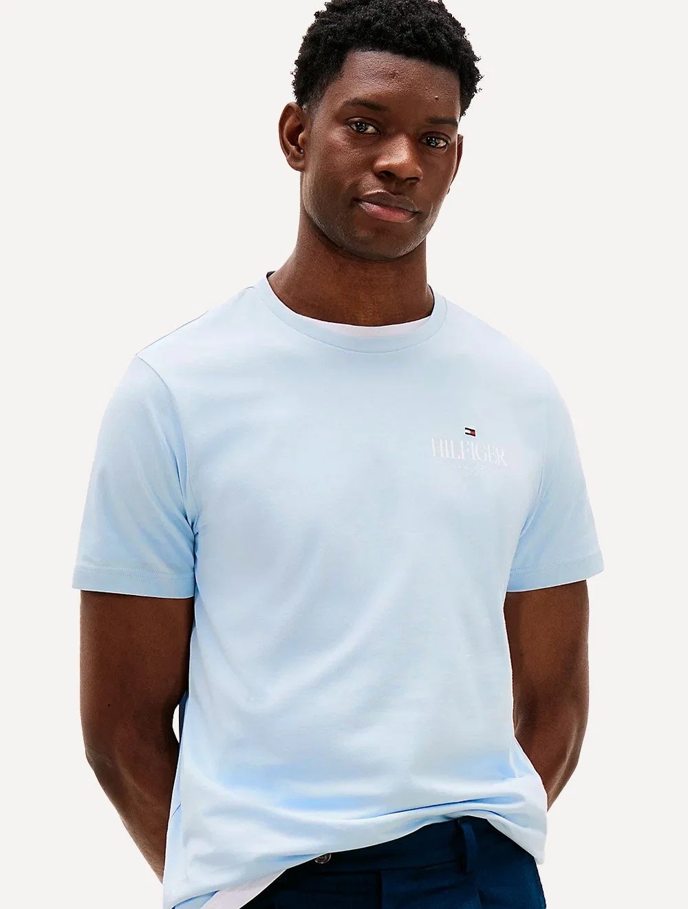Camiseta Tommy Hilfiger Masculina Stack Poster Logo Azul Claro — imagem 1