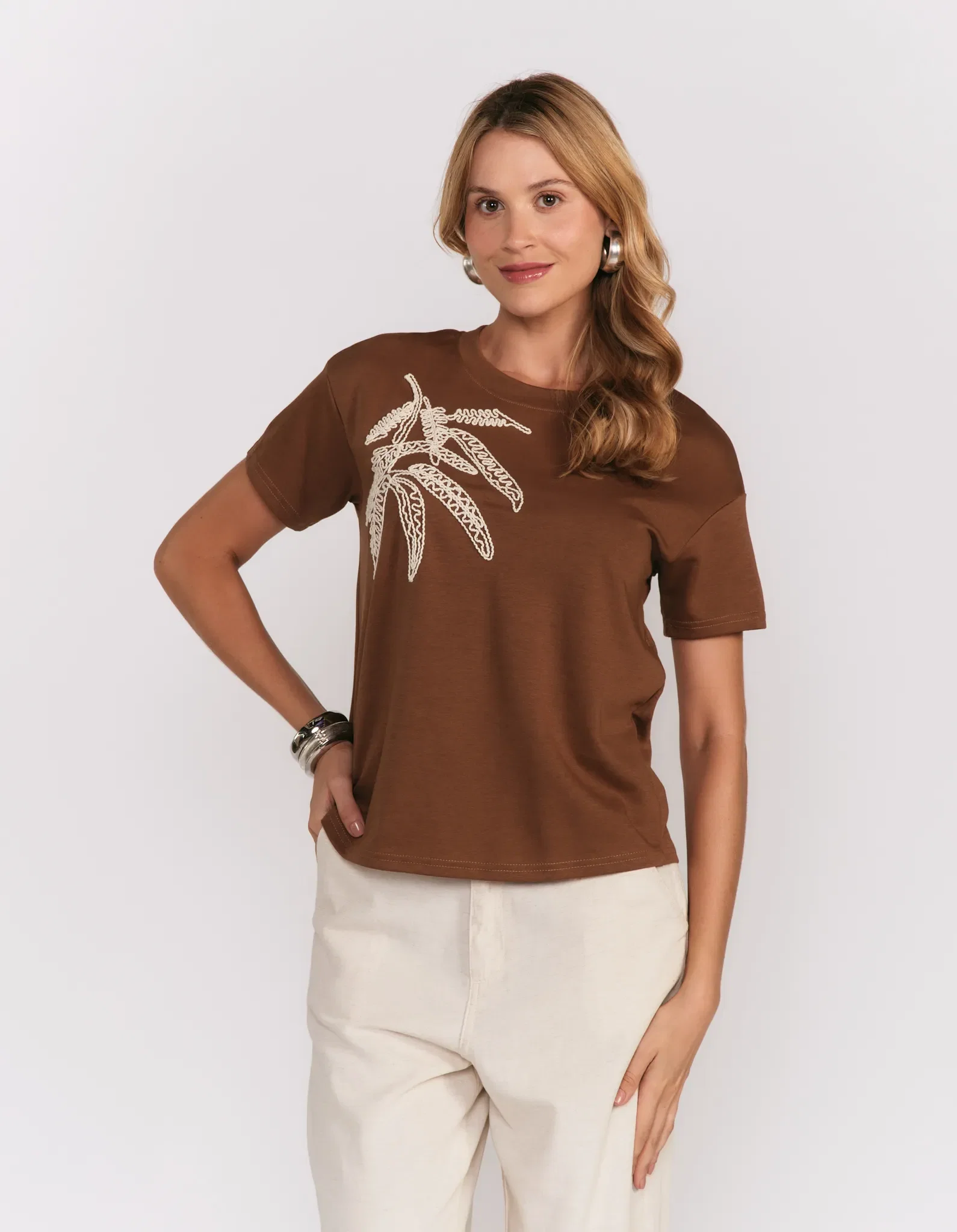 Blusa Manga Curta Bordado Folhagem - Marrom — imagem 1