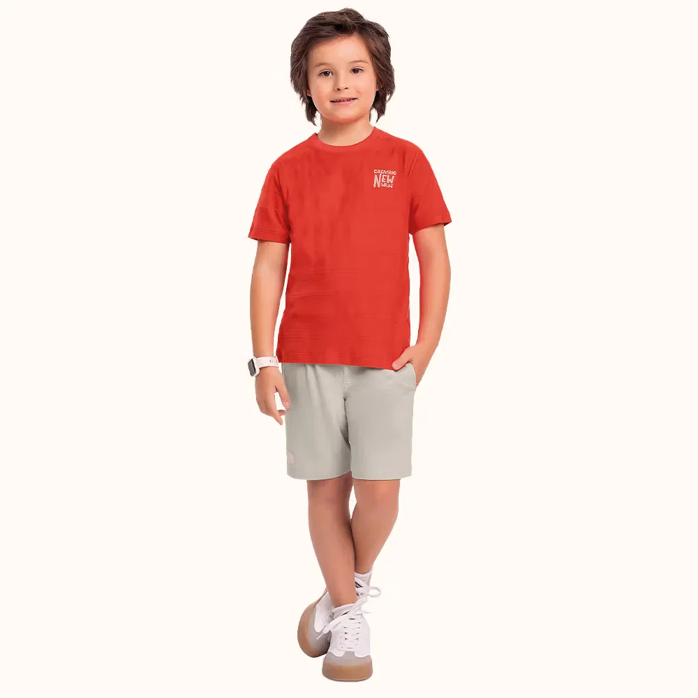 Conjunto camiseta em malha textura corrente com bordado e bermuda em moletinho — imagem 1