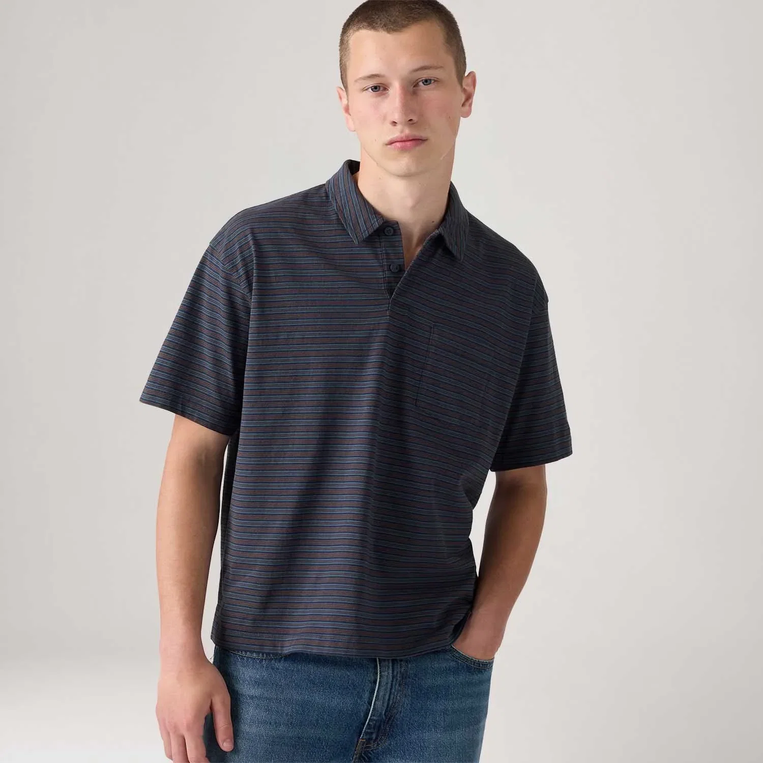 Polo Levi's® Finn Boxy Listrada Cinza Escuro Manga Curta — imagem 1