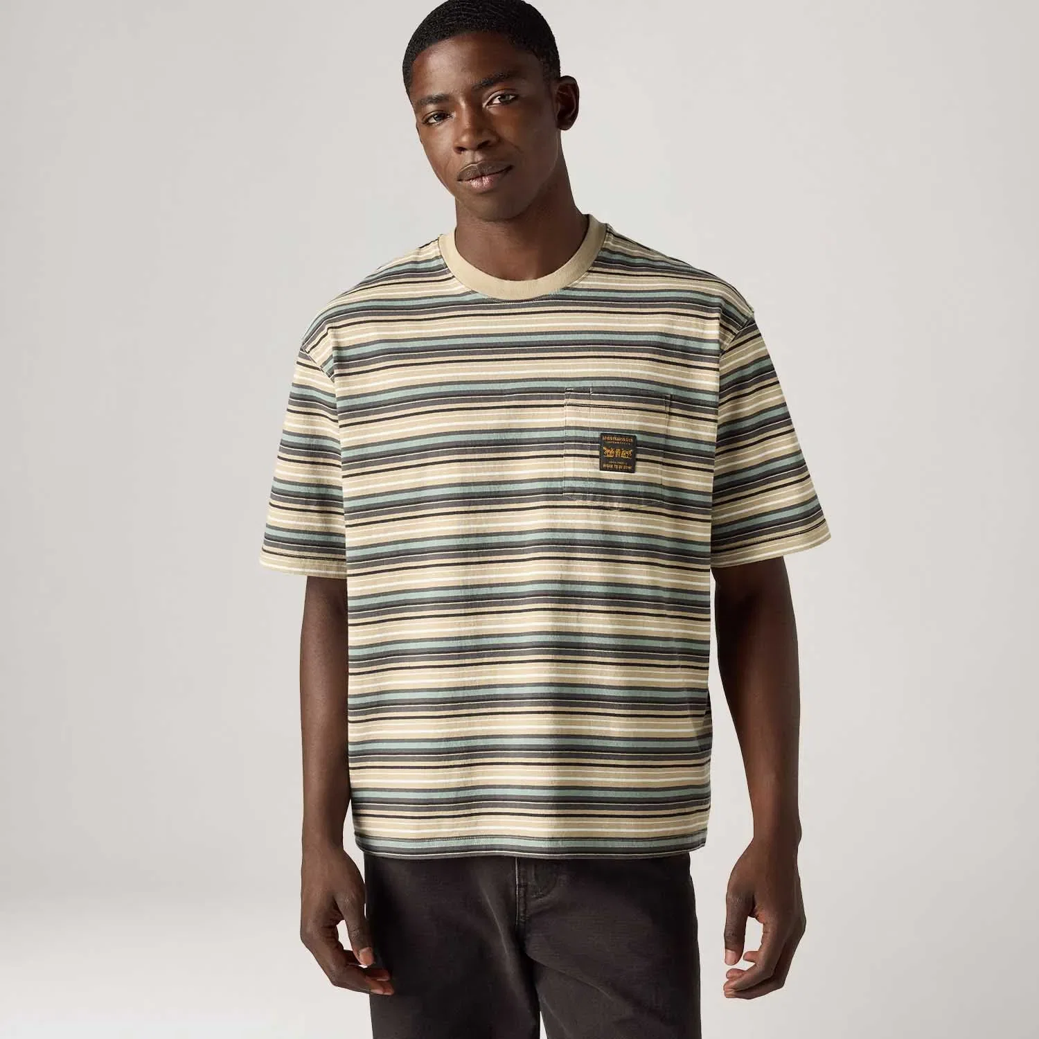 Camiseta Levi's® Workwear Pocket Listrada Bege Manga Curta