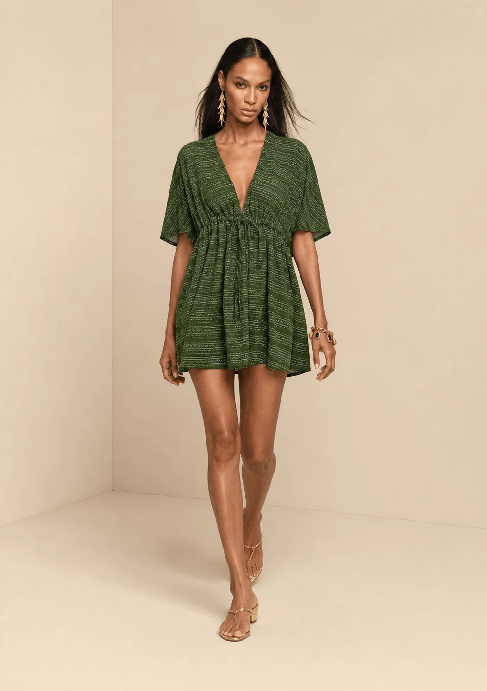 Vestido Morena Rosa Solto Decote V Manga Curta Curto Verde