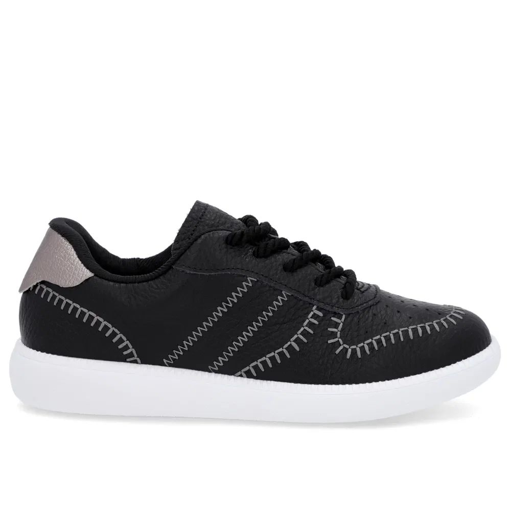 Tênis Preto Couro Estilo Costura Enfeite — imagem 1