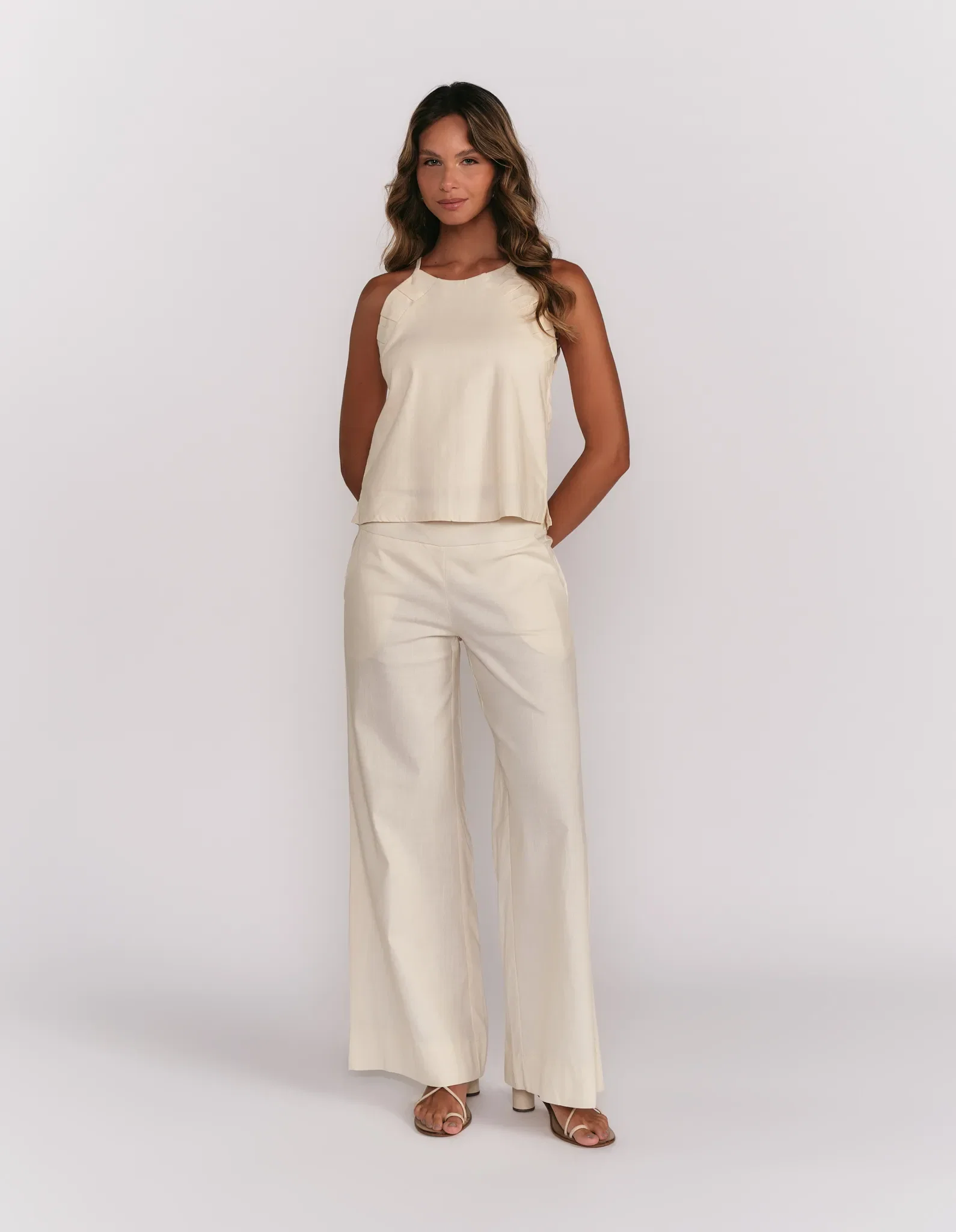 Calça Alfaiataria Flare Bolso Cóstas - Areia — imagem 1