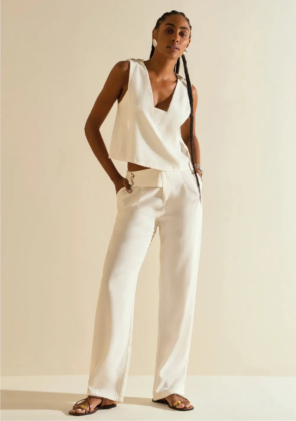 Regata Morena Rosa Solta Decote V Padrão Off White — imagem 1