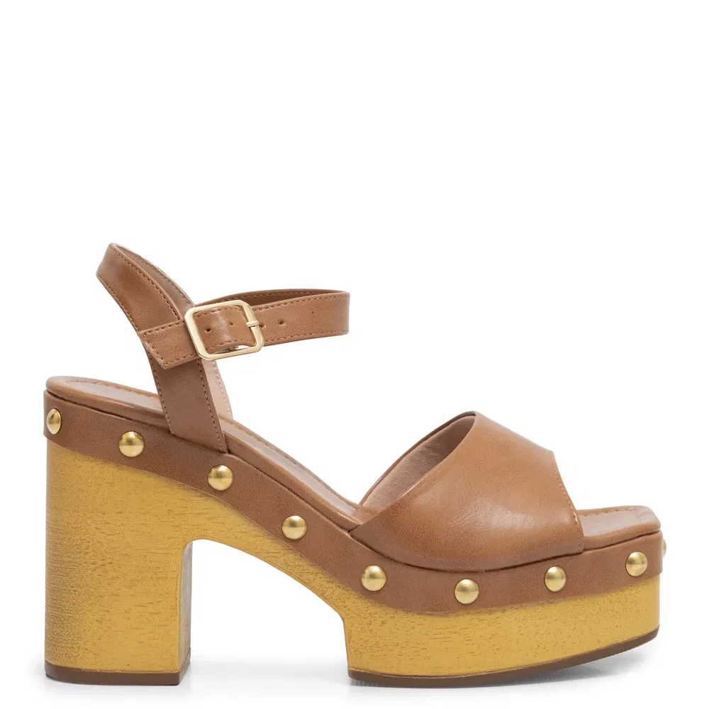 Sandália Clog Caramelo Meia Pata Tachas