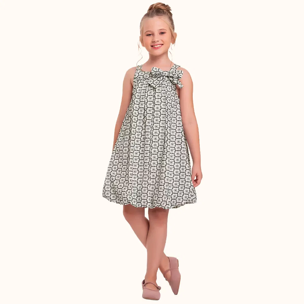 Vestido balone em tecido com laço decorativo