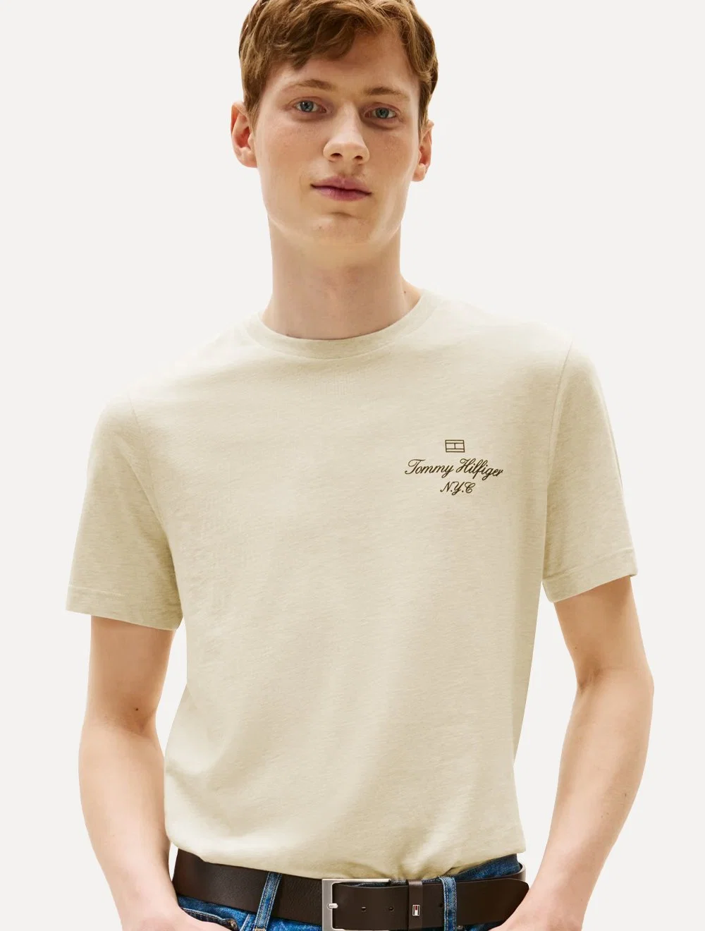 Camiseta Tommy Hilfiger Masculina Outline Flag Script Areia — imagem 1