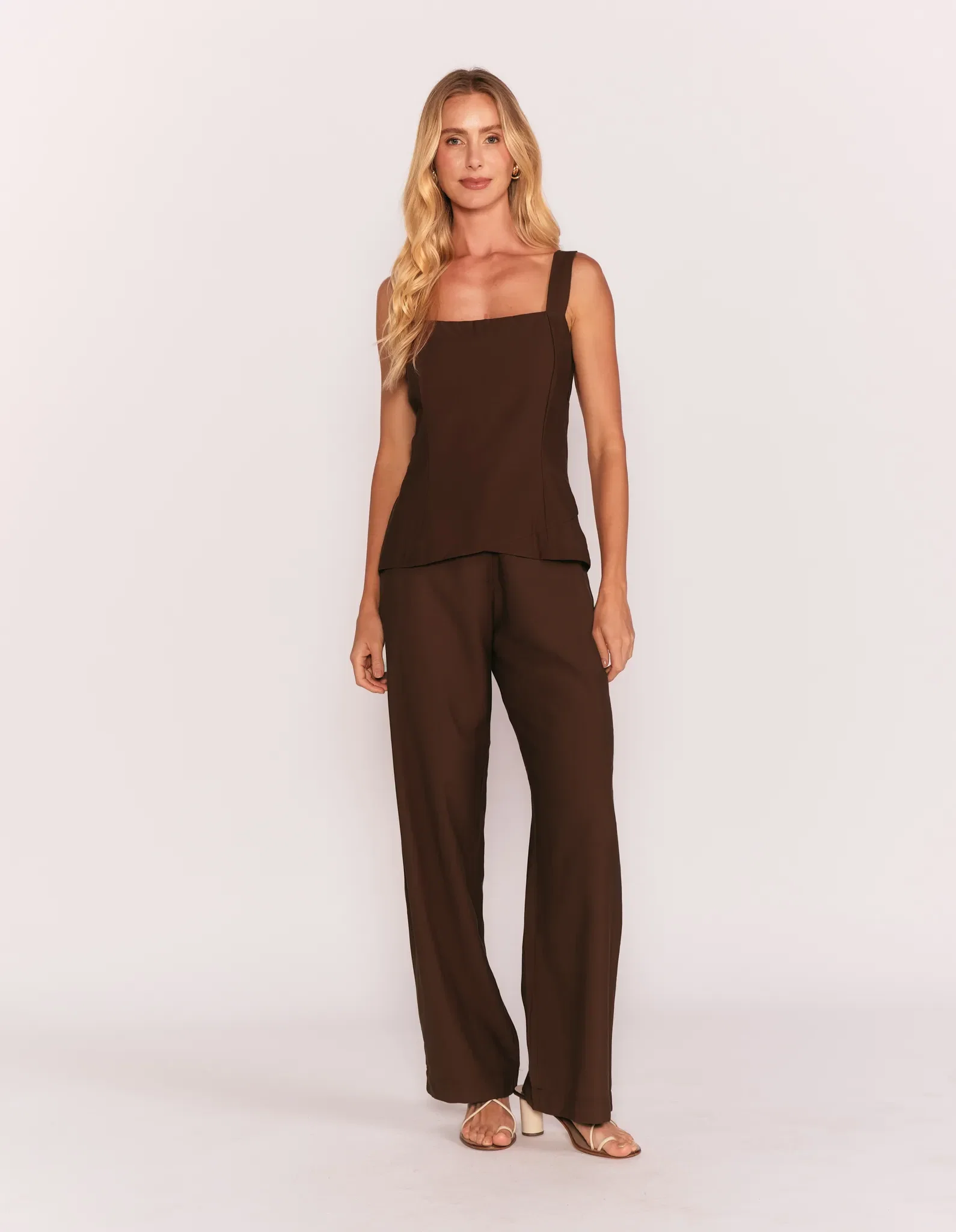 Calça Pantalona Alfaiataria Botão - Marrom — imagem 1