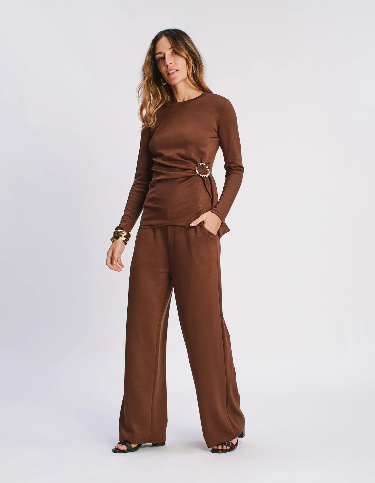 Calça Pantalona Bolsos Laterais - Marrom — imagem 1