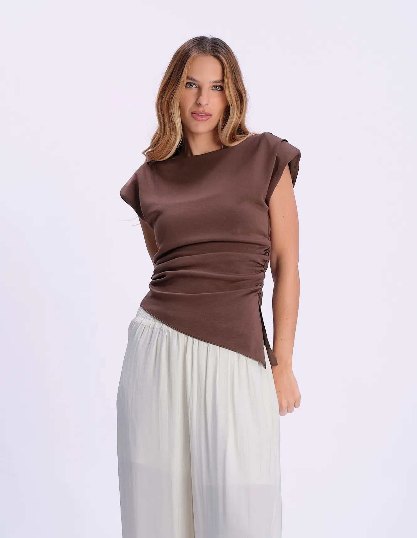 Blusa Sem Manga Assimétrica - Marrom — imagem 1