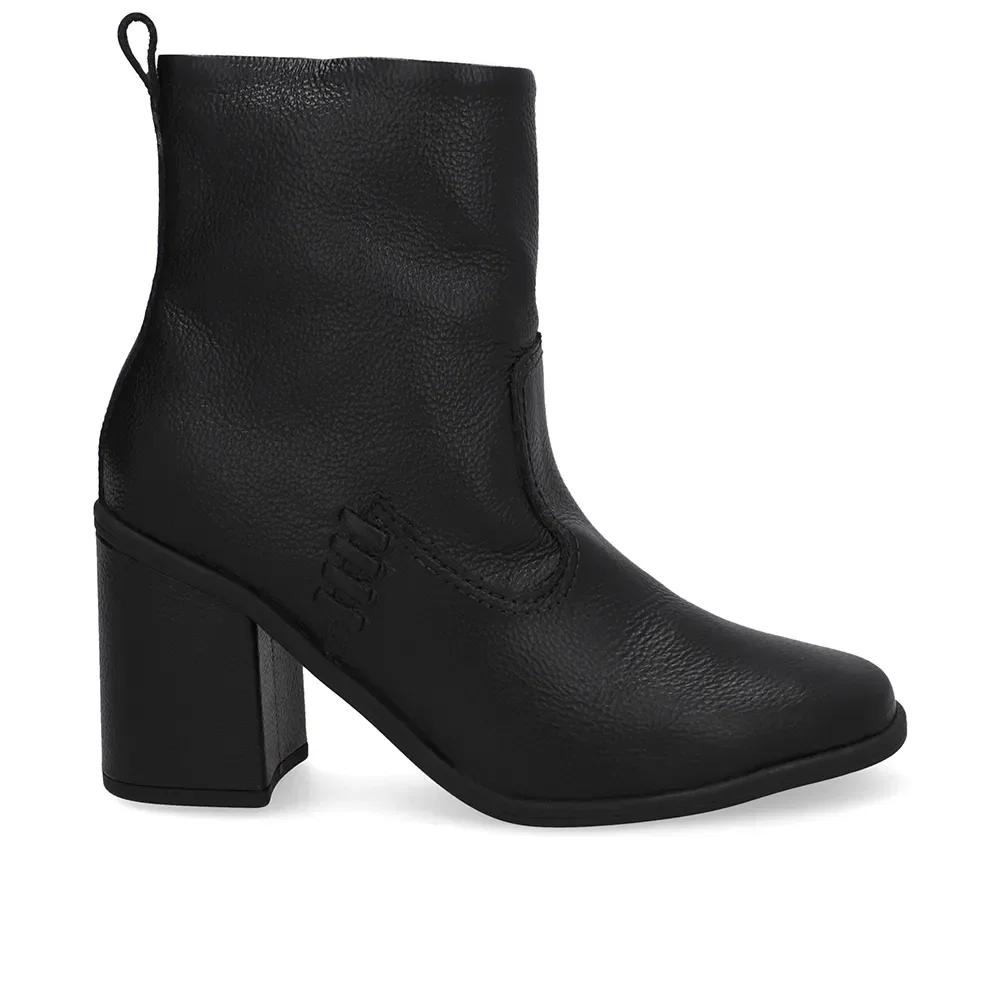 Bota Couro Preta Detalhe Pesponto