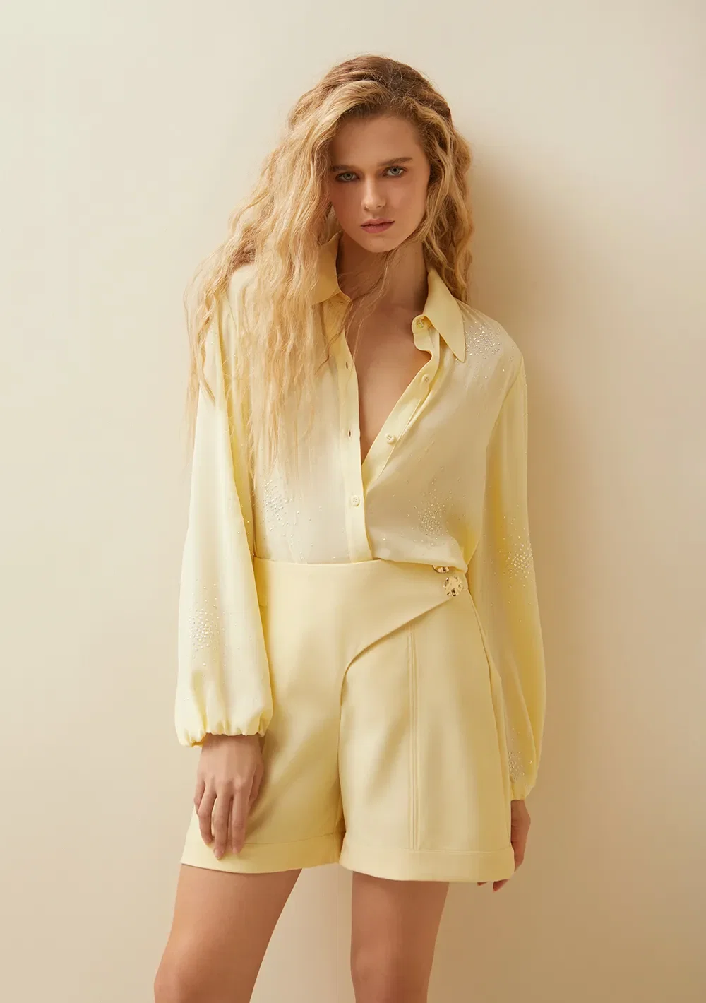 Shorts Morena Rosa Alfaiataria Com Botão Amarelo — imagem 1