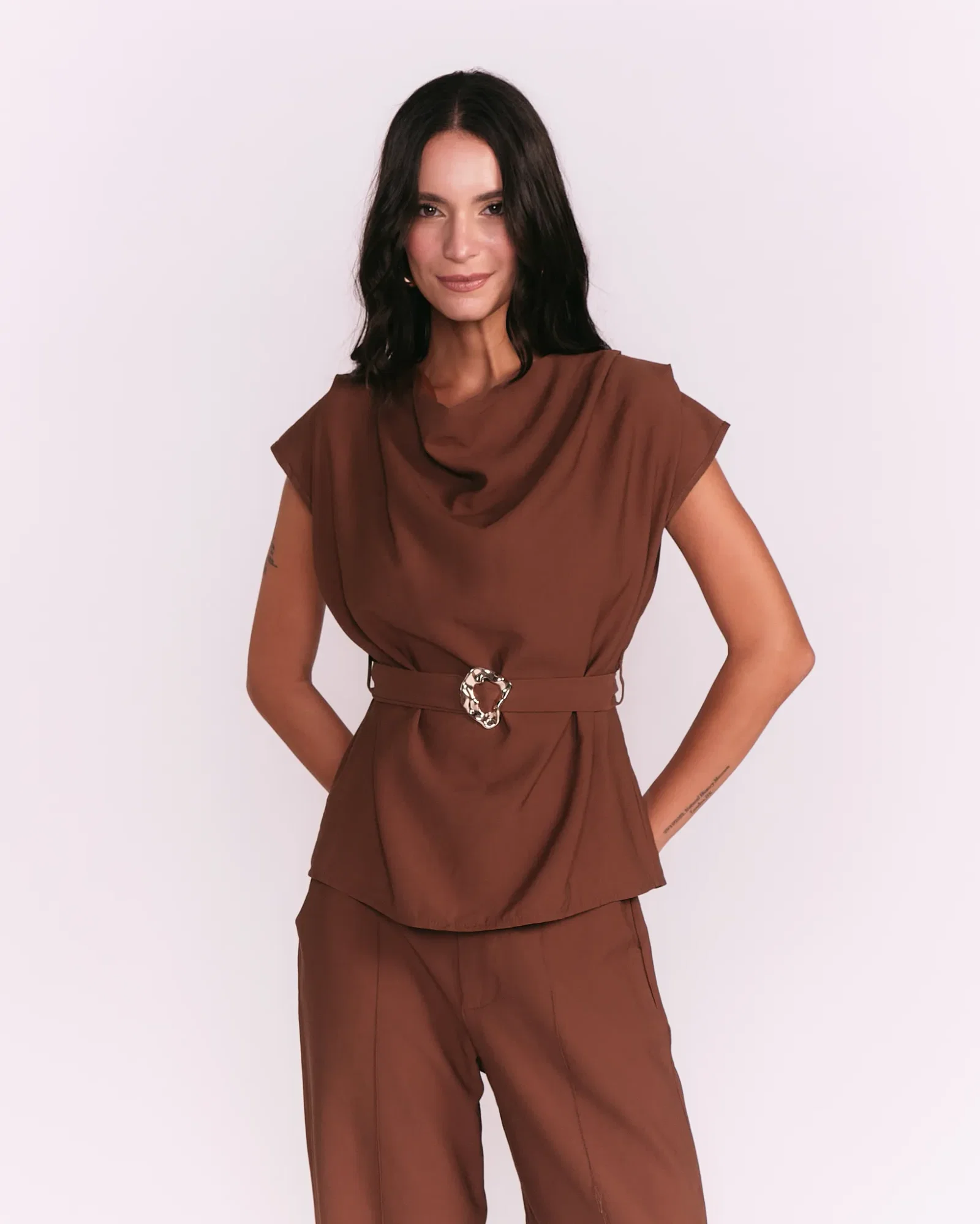 Blusa Decote Gola Com Cinto Orgânico - Marrom — imagem 1