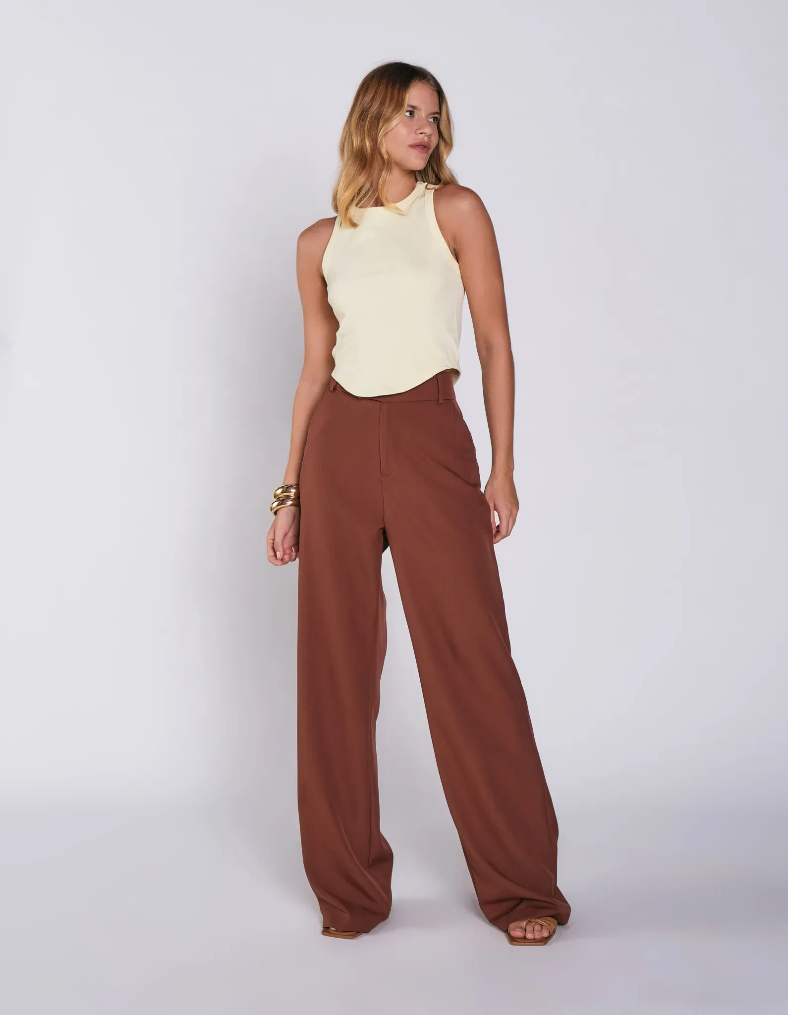 Calça Reta Bolso Faca - Marrom — imagem 1