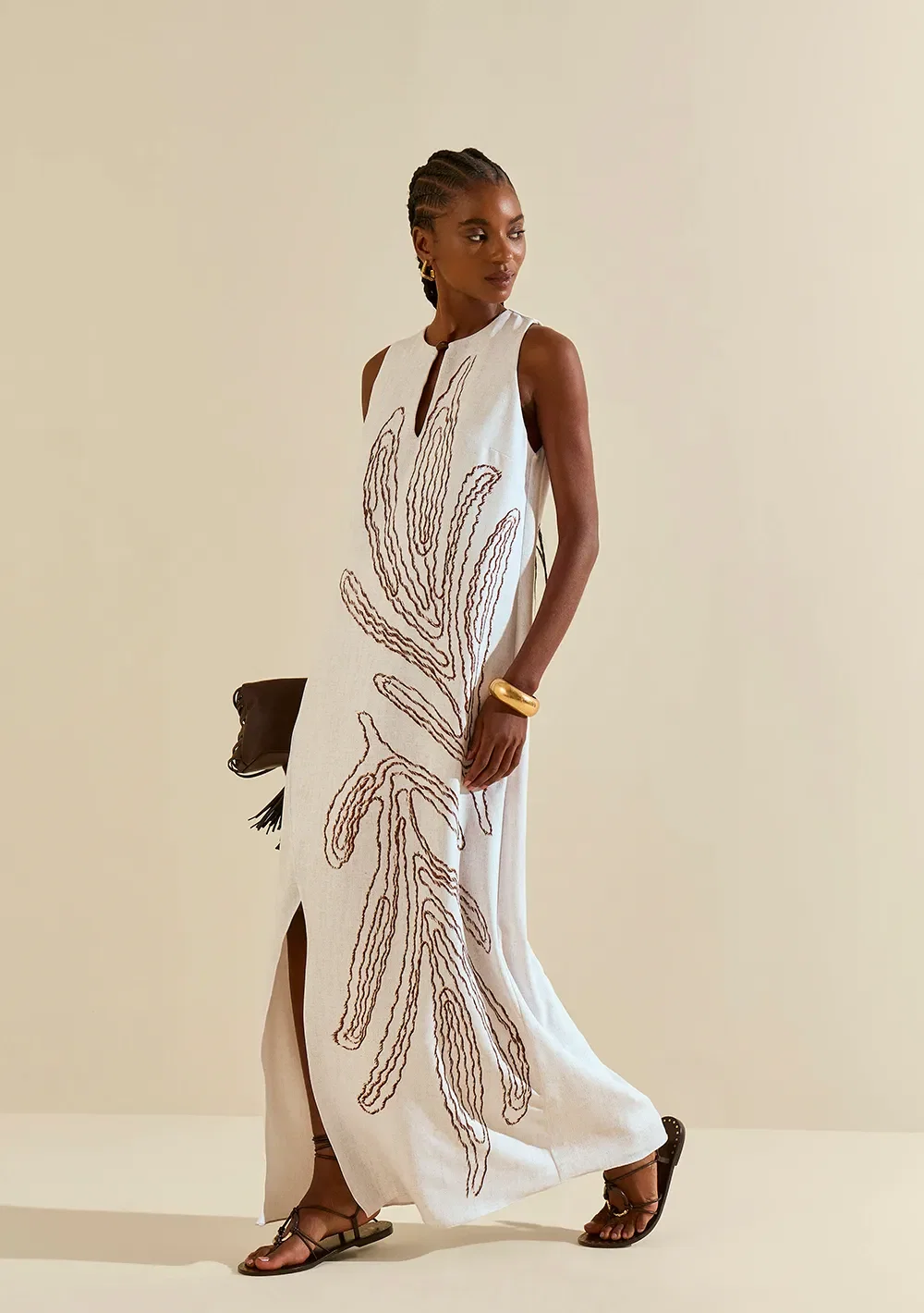 Vestido Morena Rosa Solto Decote Careca Sem Manga Longo Bege