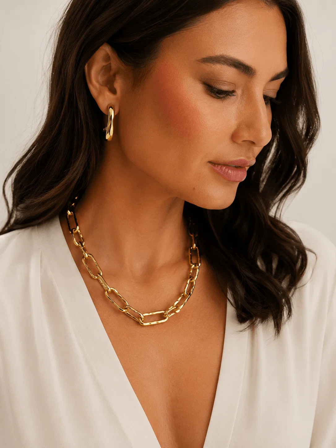 Colar Curto Elo Orgânico Martelado - Dourado