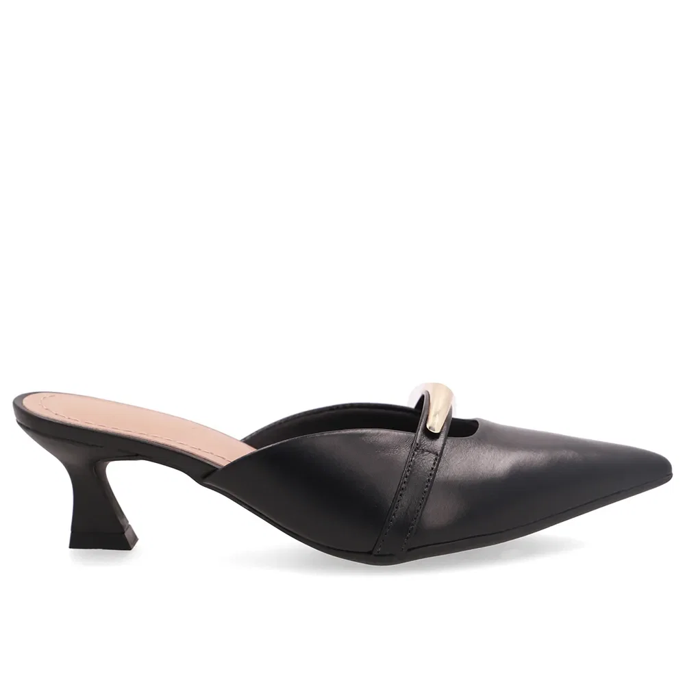 Mule De Couro Preto Com Salto Kitten Heel E Enfeite Dourado — imagem 1