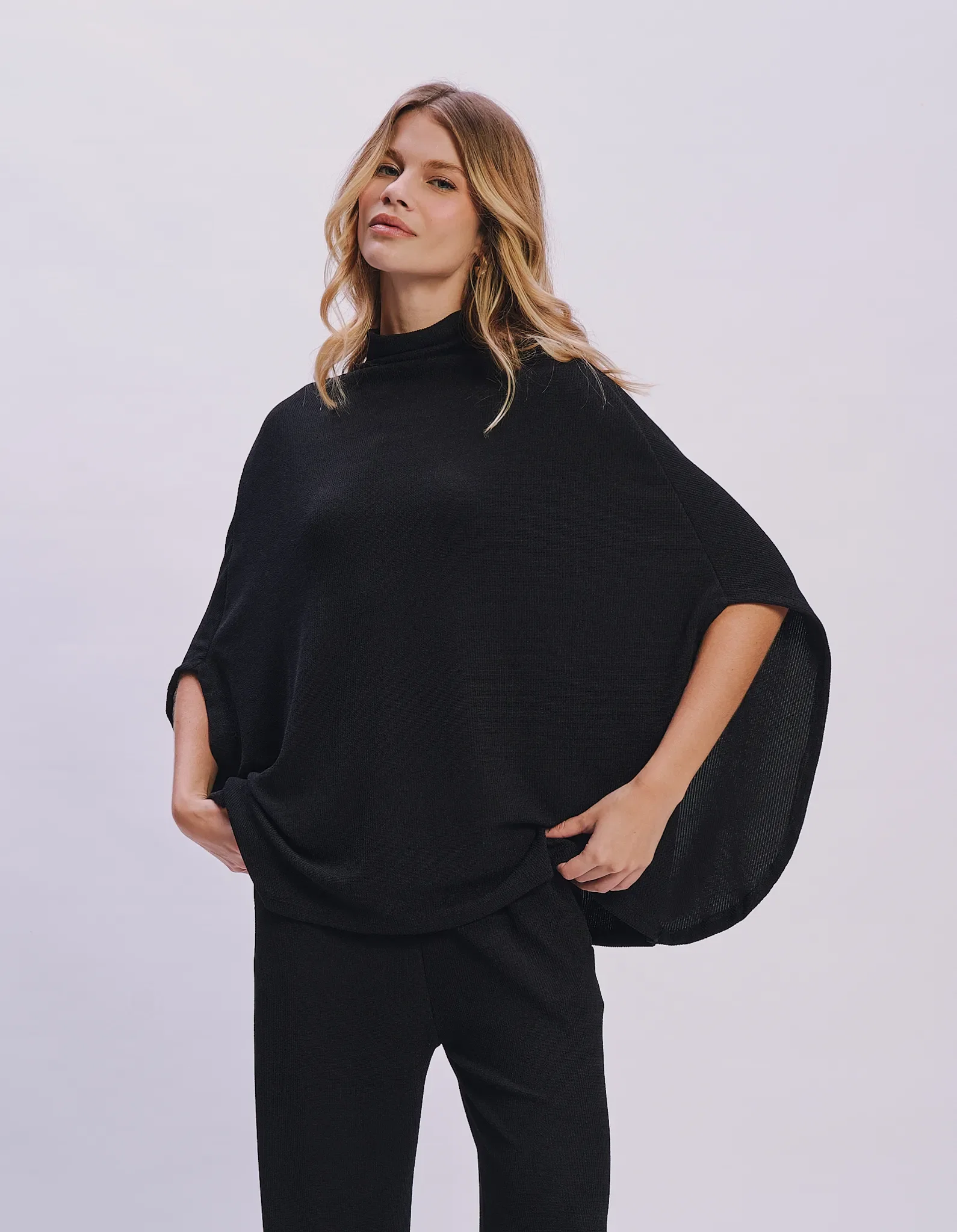 Blusa Ampla Gola Alta - Preto