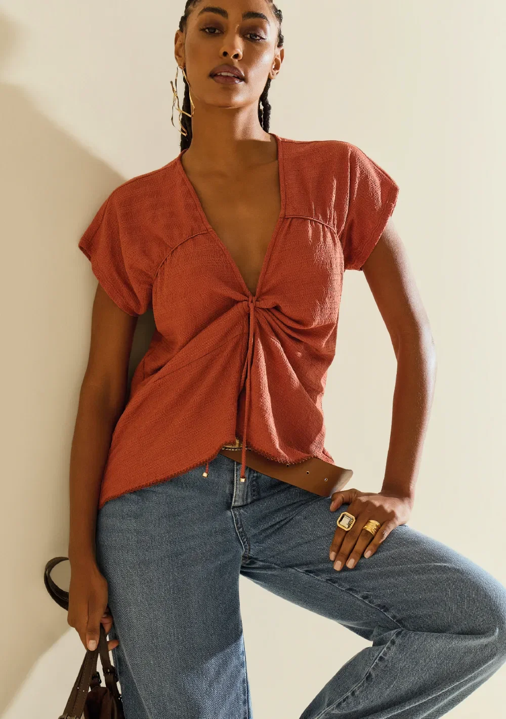 Blusa Morena Rosa Solta Decote V Manga Curta Padrão Marrom — imagem 1