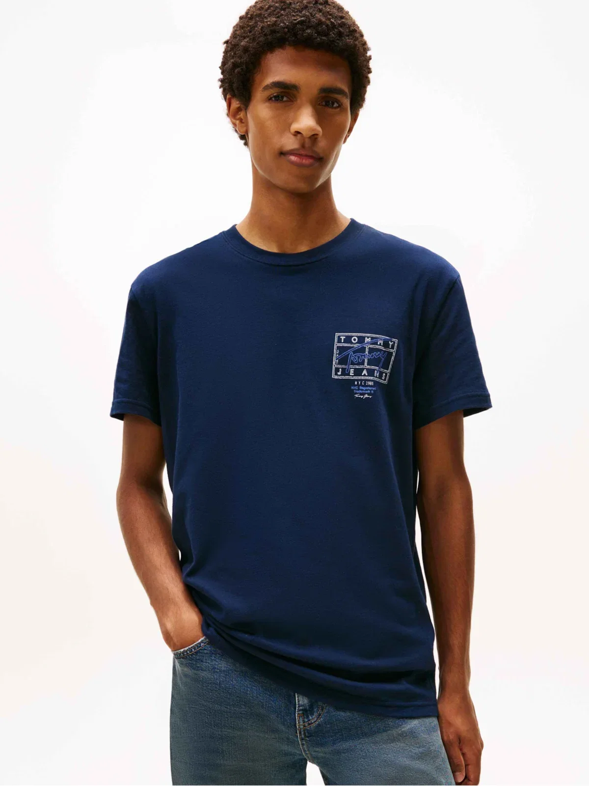 Camiseta de Gola Redonda com Logo Exclusivo nas Costas — imagem 1