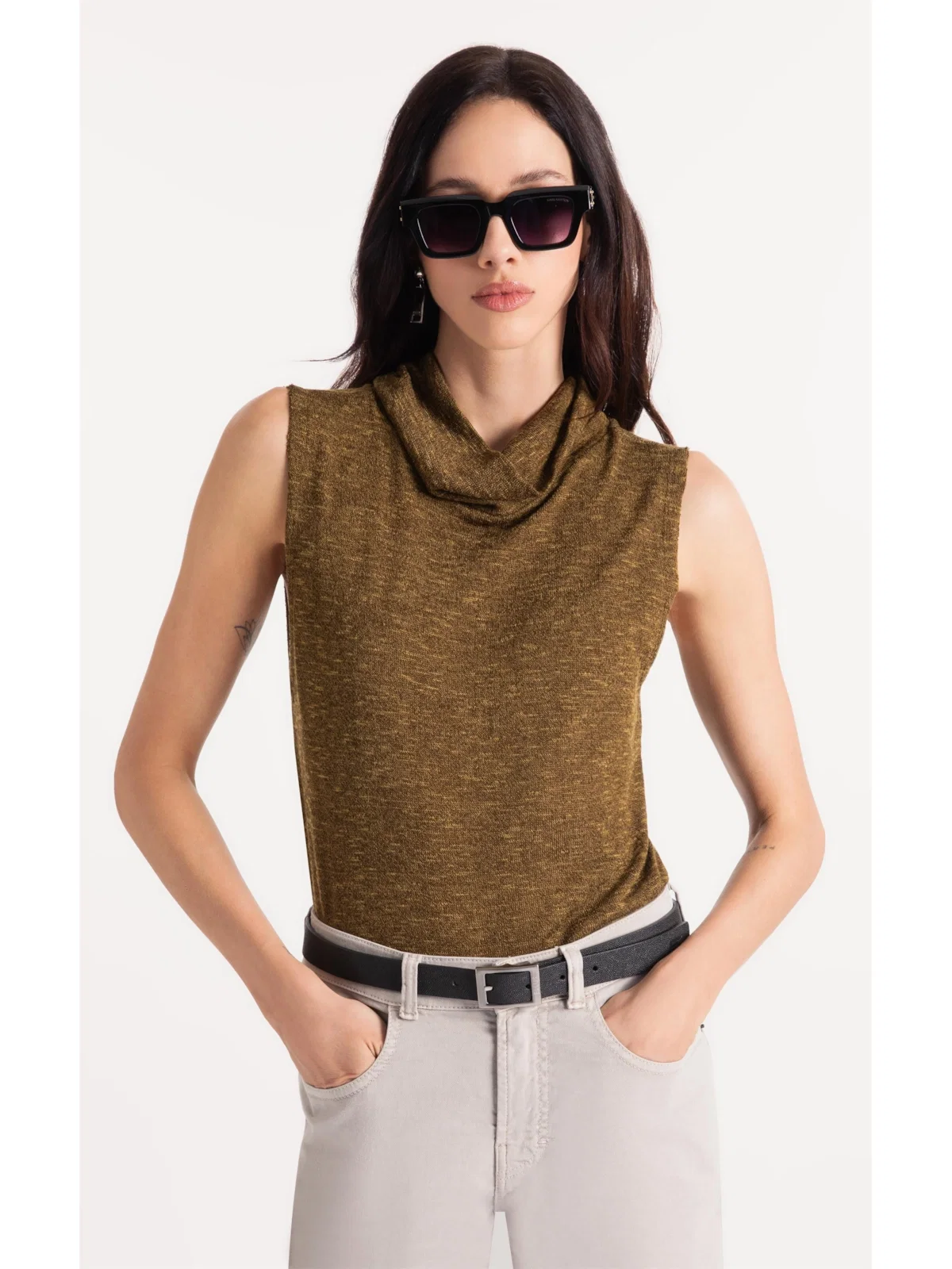 Blusa Jackie High Collar Sleevless Verde Militar