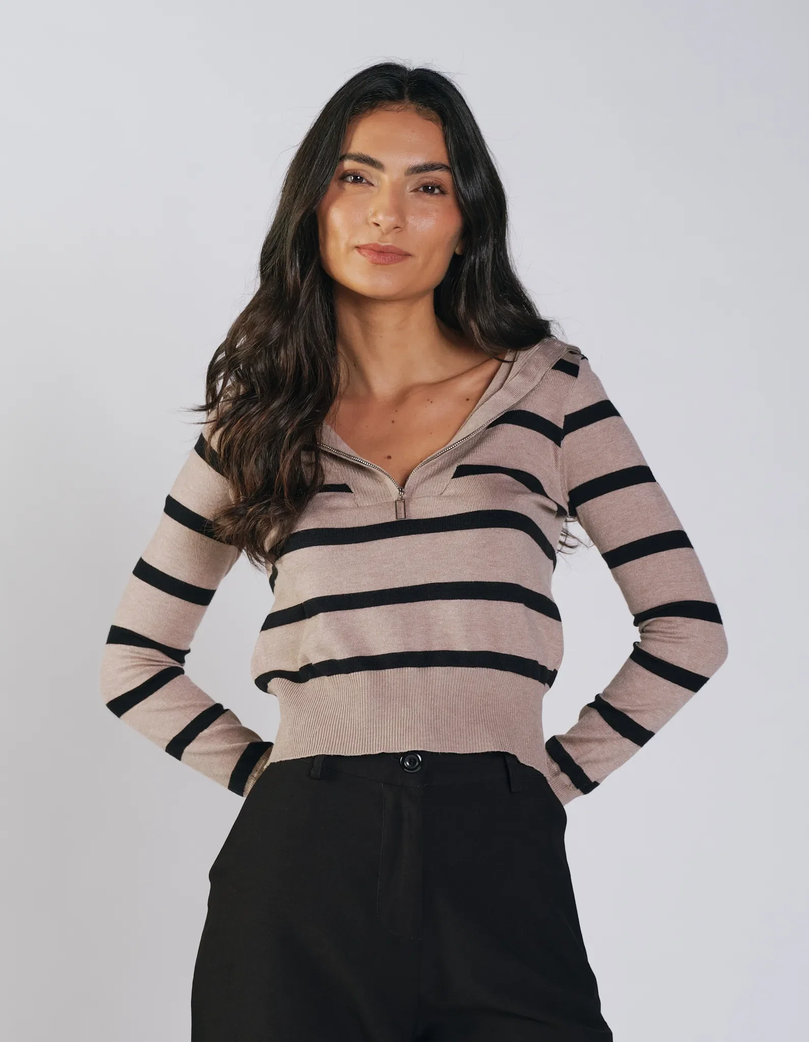 Blusa Tricot Listras Gola Ziper - Bege C/ Preto — imagem 1