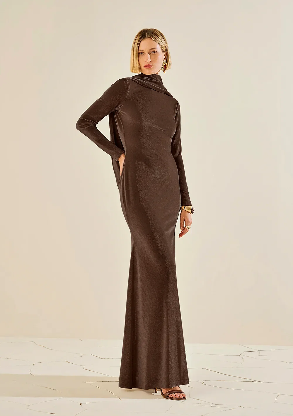 Vestido Morena Rosa Ajustado Decote Canoa Manga Longa Longo Marrom