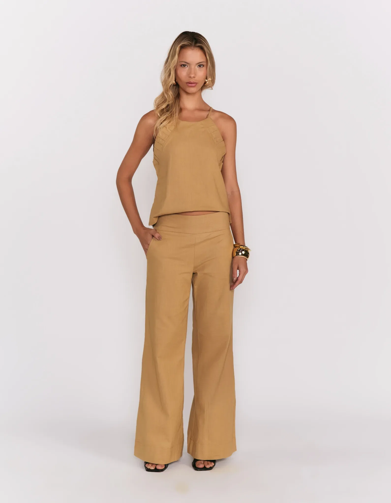 Calça Alfaiataria Flare Bolso Cóstas - Caramelo
