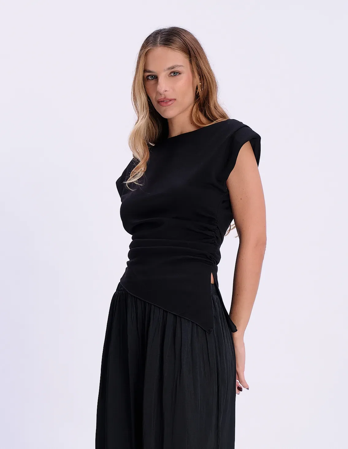 Blusa Sem Manga Assimétrica - Preto — imagem 1