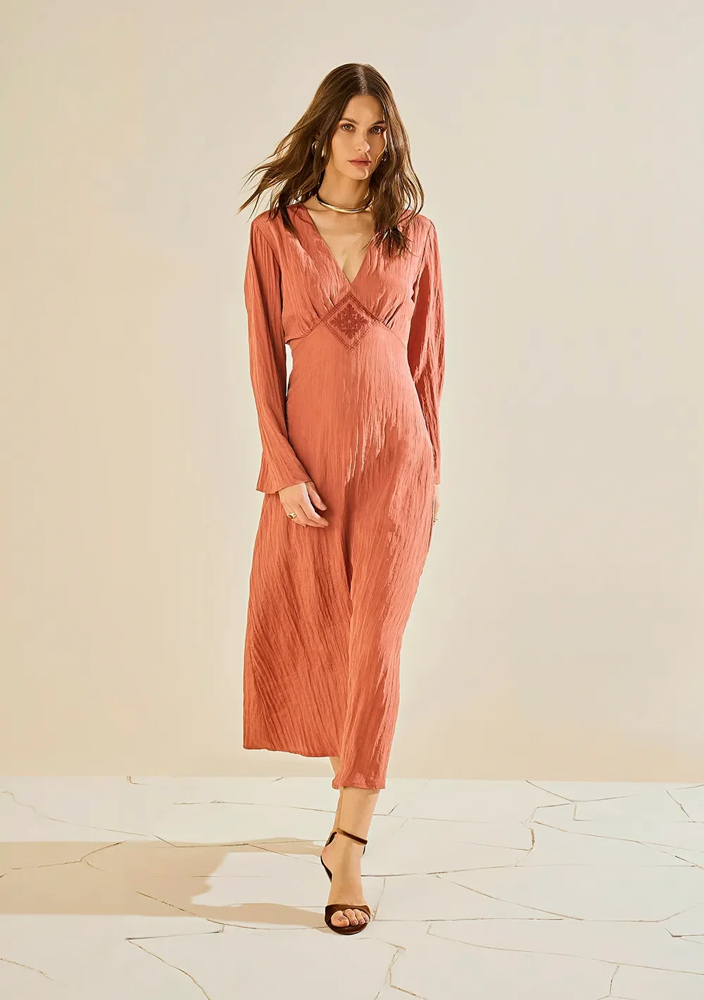 Vestido Morena Rosa Ajustado Decote V Manga Longa Midi Marrom — imagem 1