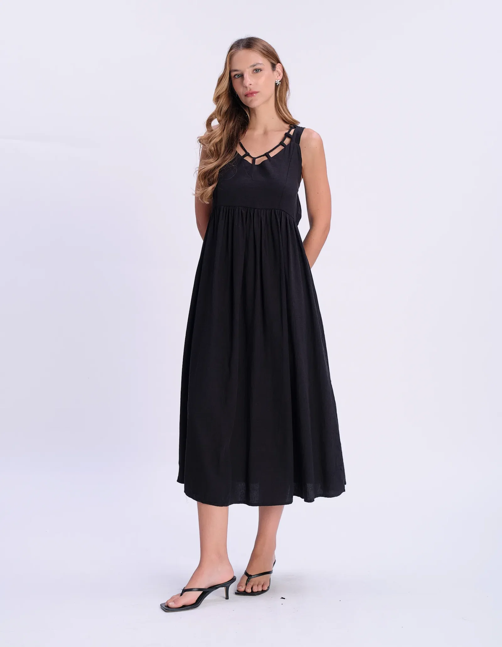 Vestido Longo Detalhe Decote Vazado - Preto — imagem 1