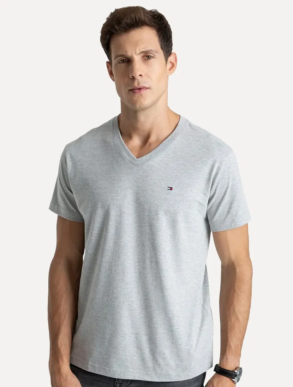 Camiseta Tommy Hilfiger Masculina Essential V-Neck Cinza Mescla — imagem 1